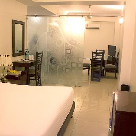 Hotel Bluestone Ghaziabad Bagian luar foto