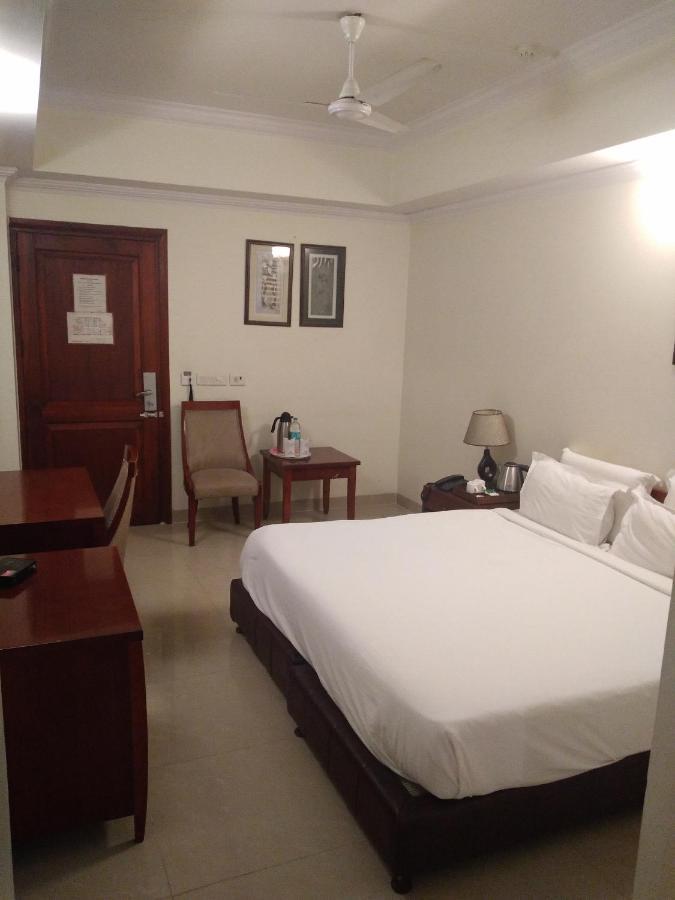 Hotel Bluestone Ghaziabad Bagian luar foto