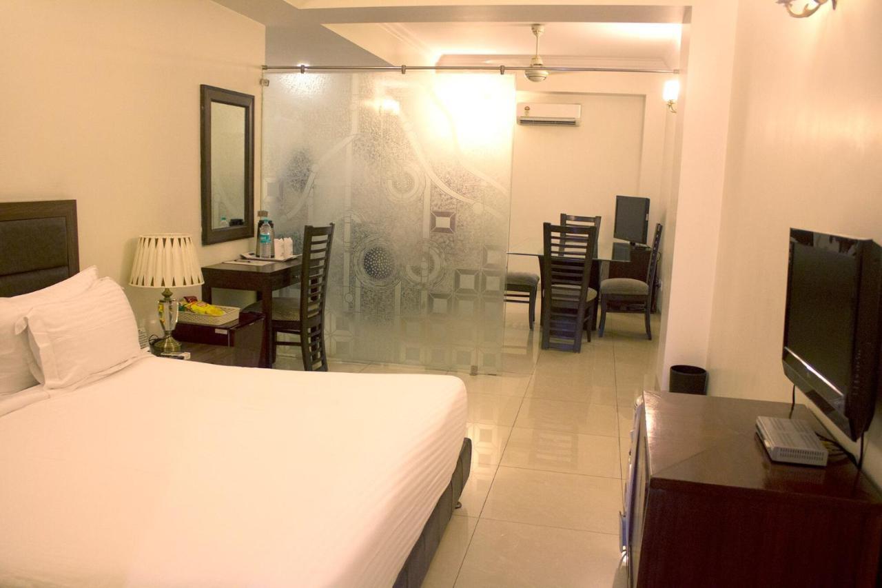 Hotel Bluestone Ghaziabad Bagian luar foto